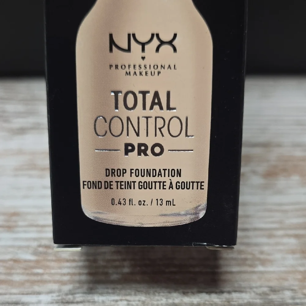 NYX Total Control Pro Foundation - Light Pale